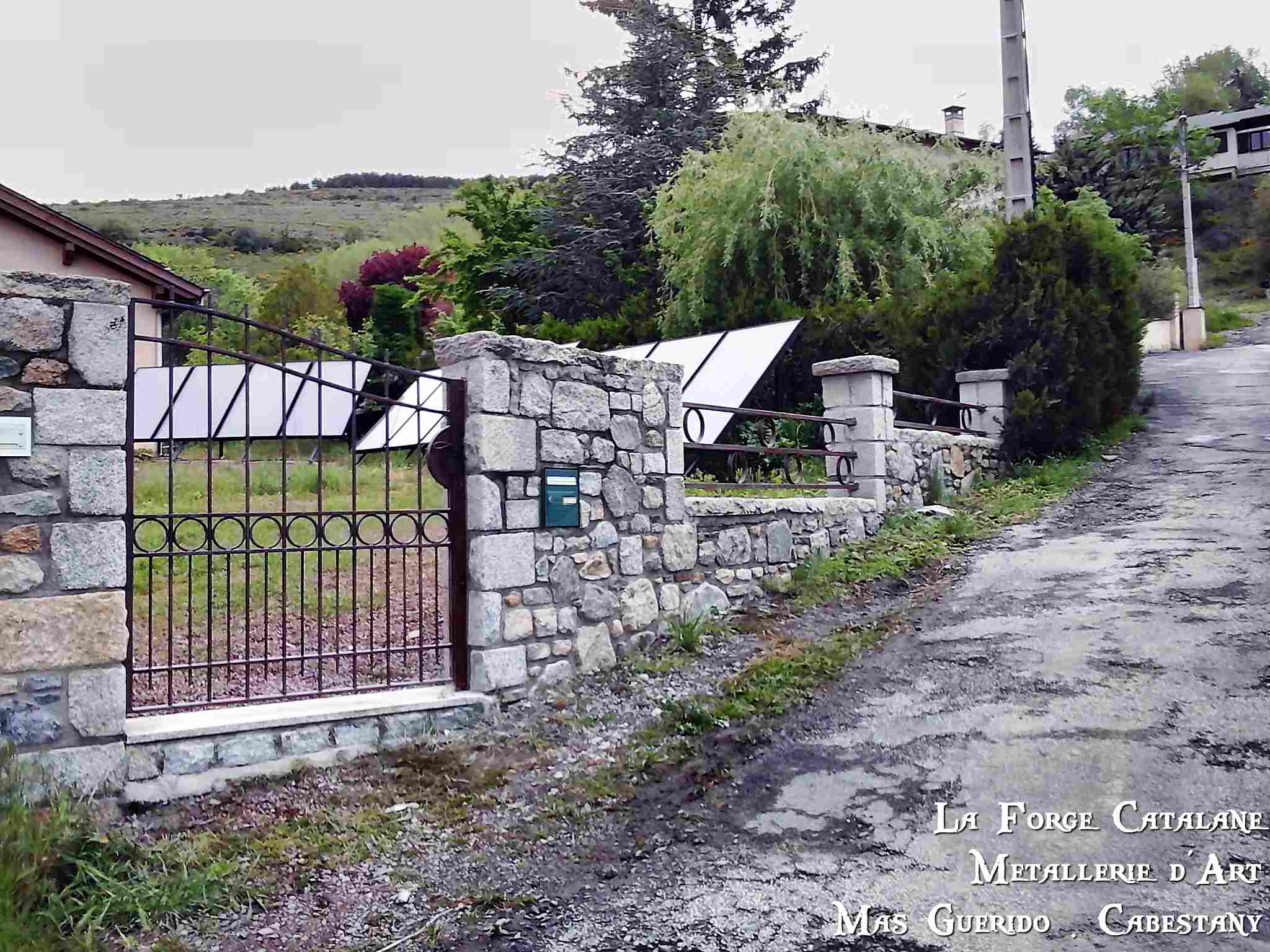 portail 2 vantaux rouille vernis motifs ronds forge catalane 7.jpg